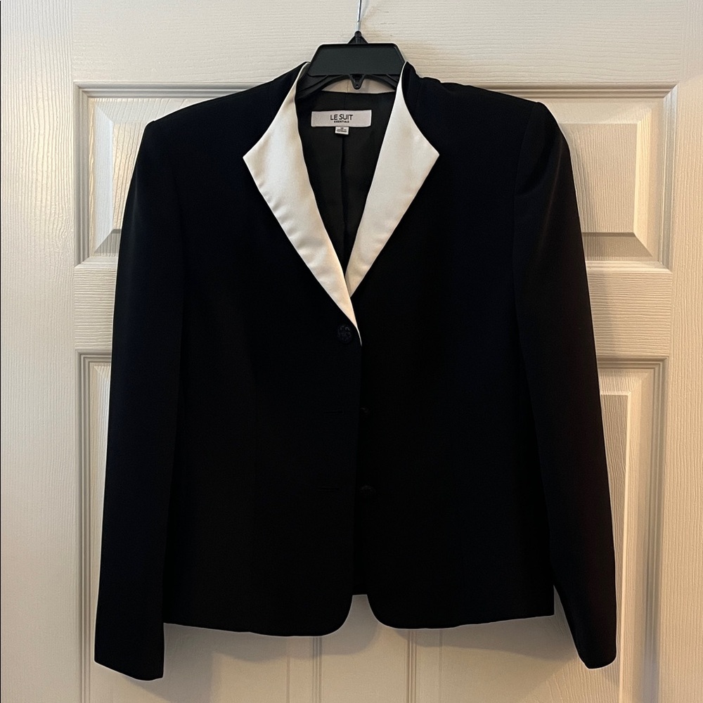 Le Suit Women's Black Blazer with White Lapel